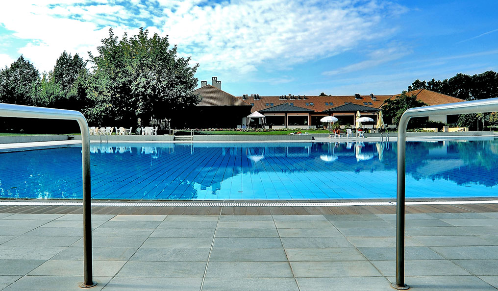 A bordo piscina, con vista sul cielo